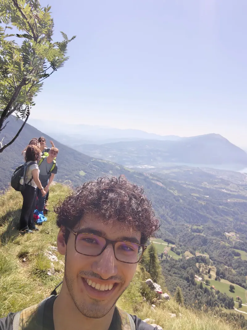 Il gruppo dell'Associazione Giovani Montanari in cima a una vetta